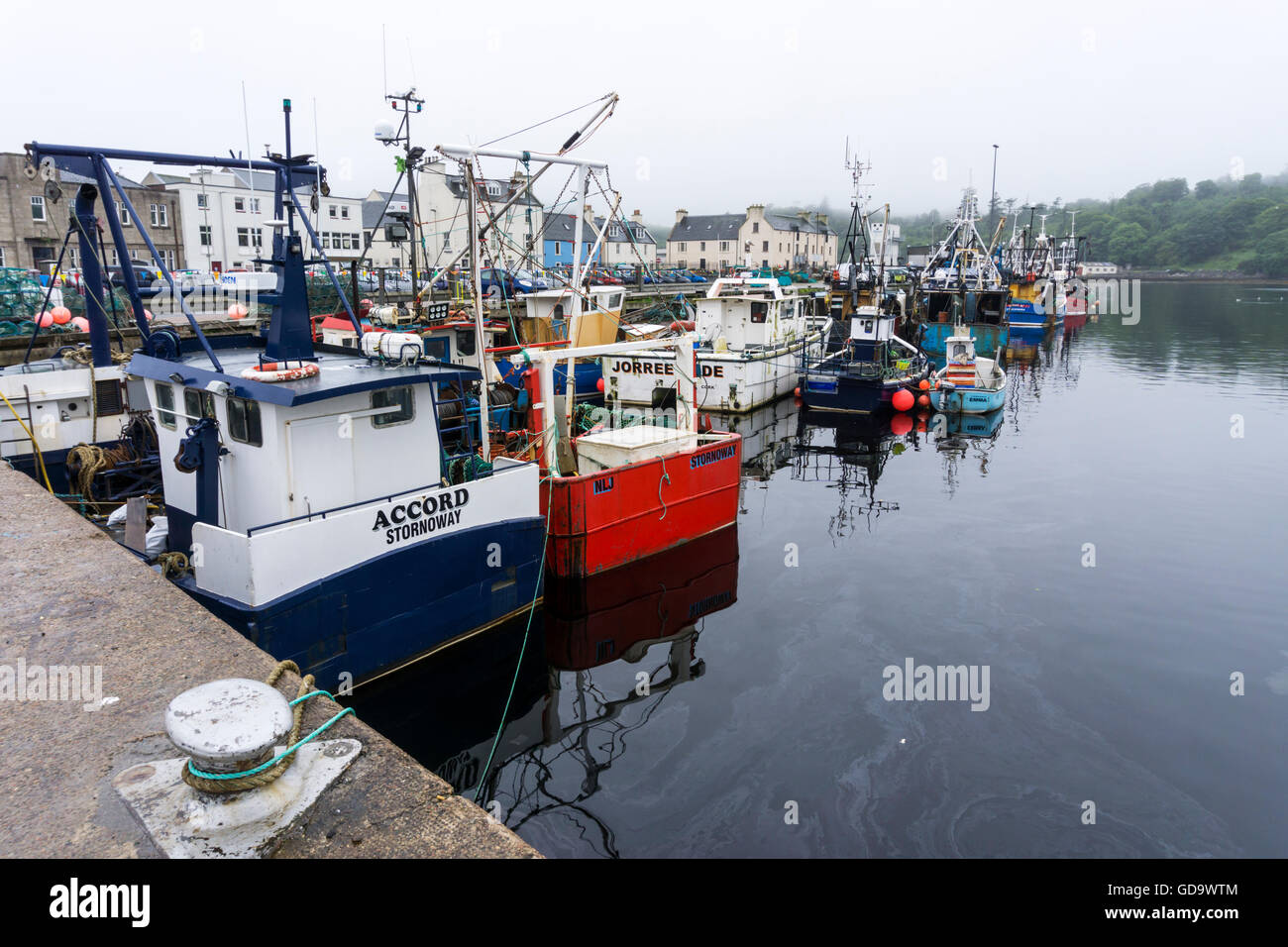 Pêche écossais des bateaux amarrés dans le port de Stornoway sur l'île de Lewis dans les Hébrides extérieures. Banque D'Images