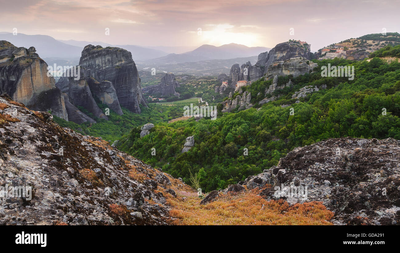La vallée de météores. Vue panoramique sur les météores au coucher du soleil en Grèce Banque D'Images