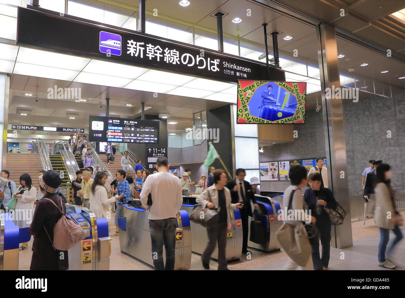 Les gens voyagent à la gare de Kanazawa Kanazawa au Japon Banque D'Images