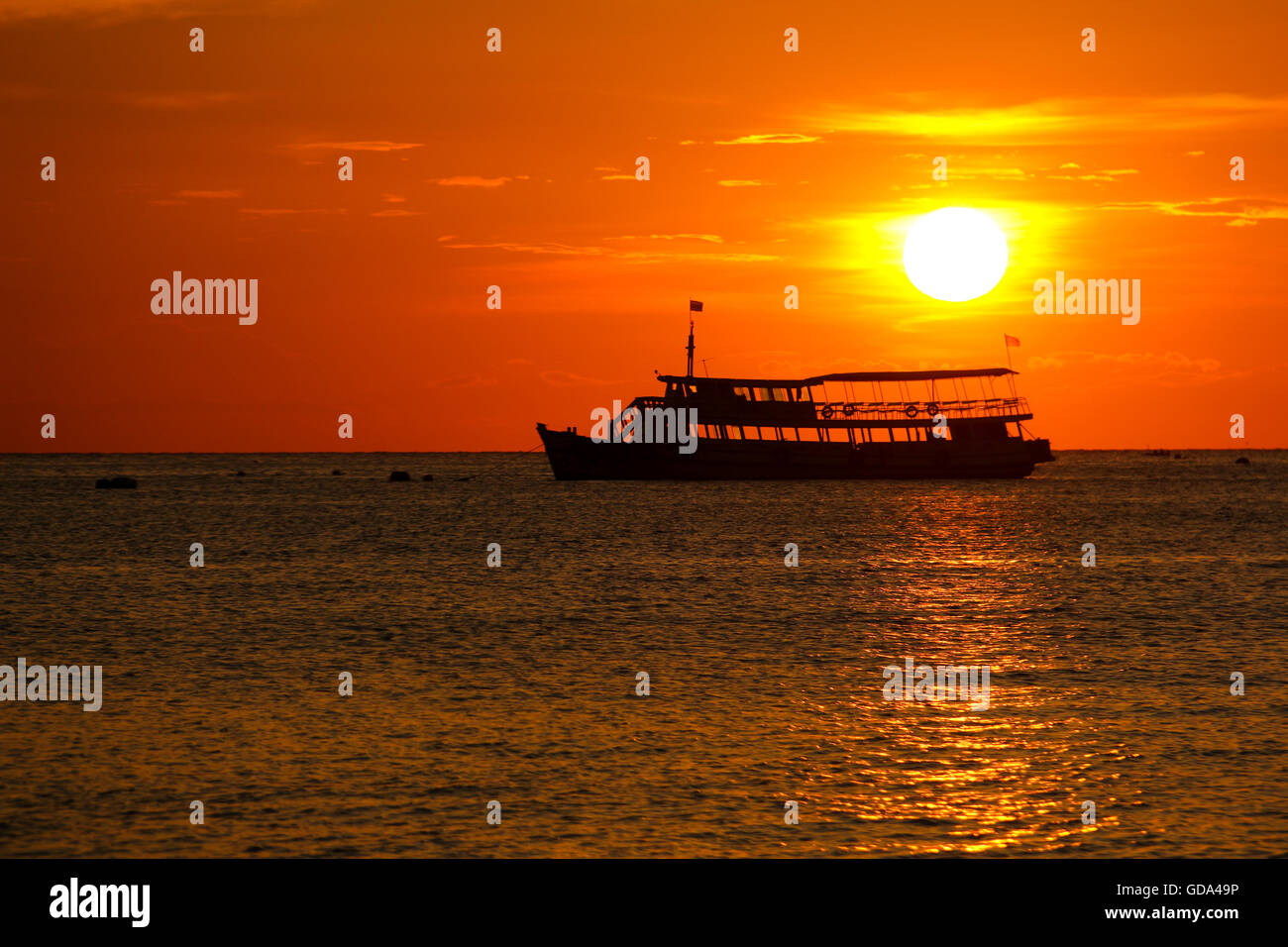 Coucher du soleil sur la plage avec un bateau de pêche à Pattaya, Thaïlande Banque D'Images