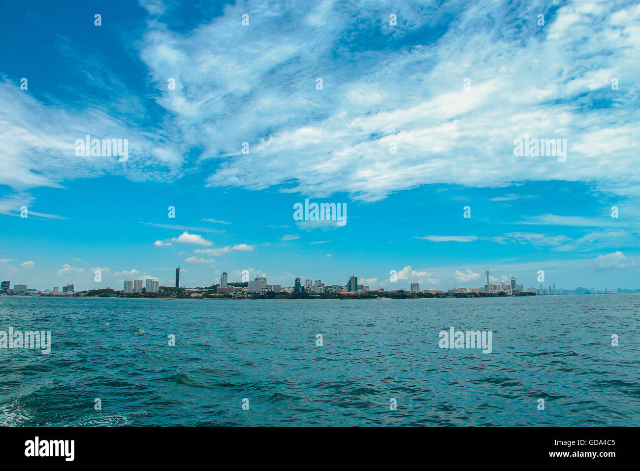 Un ciel parfait et de l'eau dans l'océan de Pattaya Beach, Thaïlande Banque D'Images