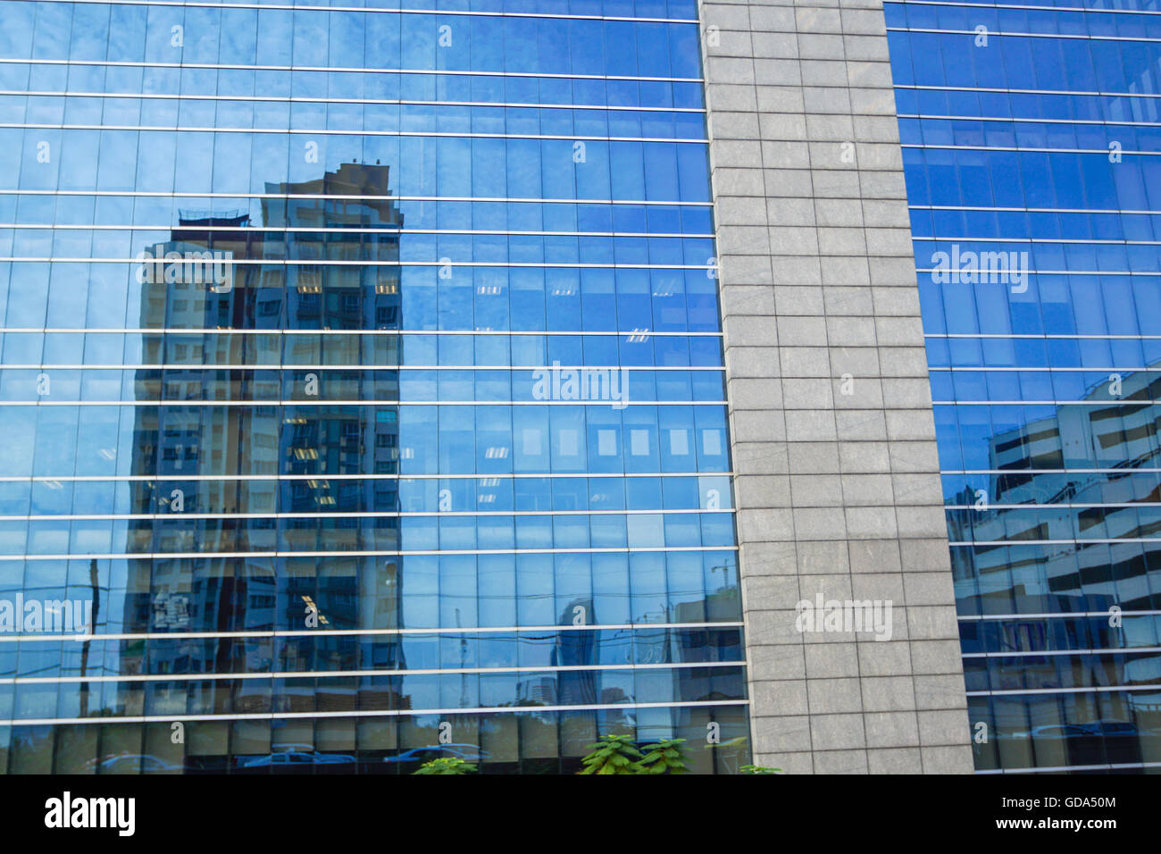 Bâtiment moderne en verre miroir Banque D'Images