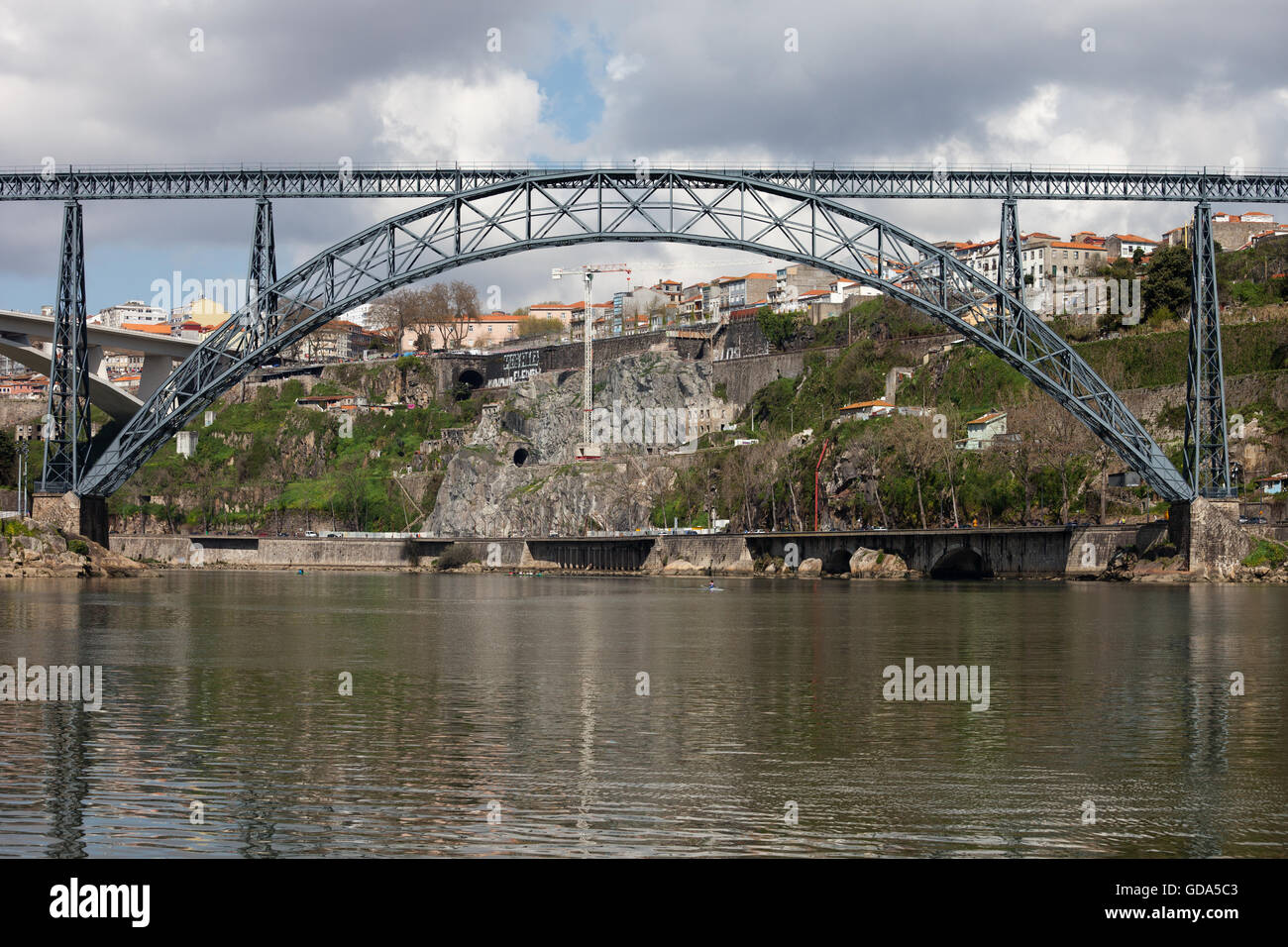 Pont Maria Pia à Porto, Portugal, fer fer arch pont sur le fleuve Douro, ouvert en 1877, la construction de Gustave Eiffel Banque D'Images