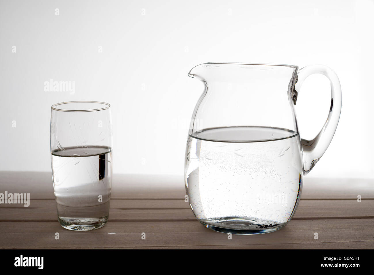 Pot en verre avec de l'eau et sur fond blanc. Copy space Banque D'Images
