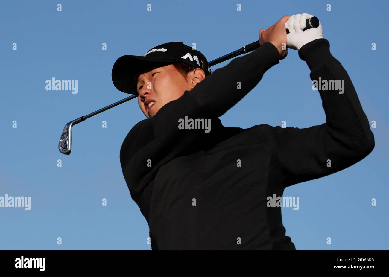 Corée du sud de la Sang-hee Lee tees off sur le quatrième trou au cours de la première journée de l'Open Championship 2016 au Royal Troon Golf Club, South Ayrshire. Banque D'Images