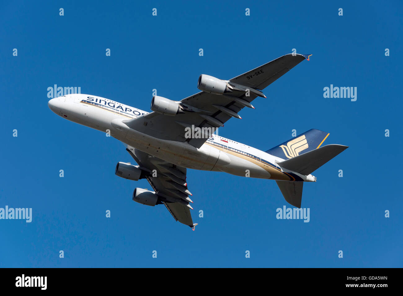 Singapore Airlines Airbus A380 décollant de l'aéroport de Heathrow, Londres, Angleterre, Royaume-Uni Banque D'Images