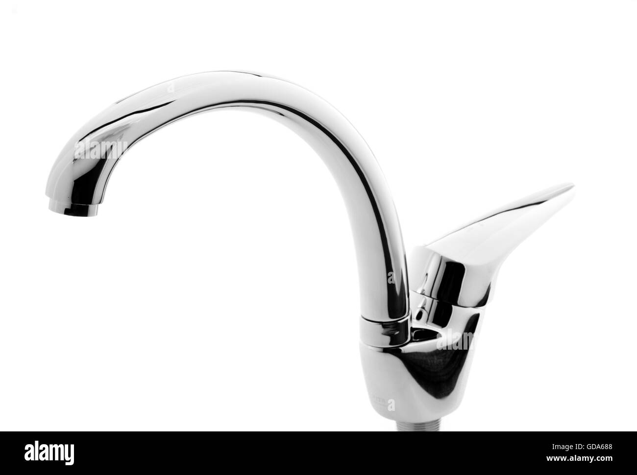 Robinet d'eau élégante isolé sur fond blanc Banque D'Images