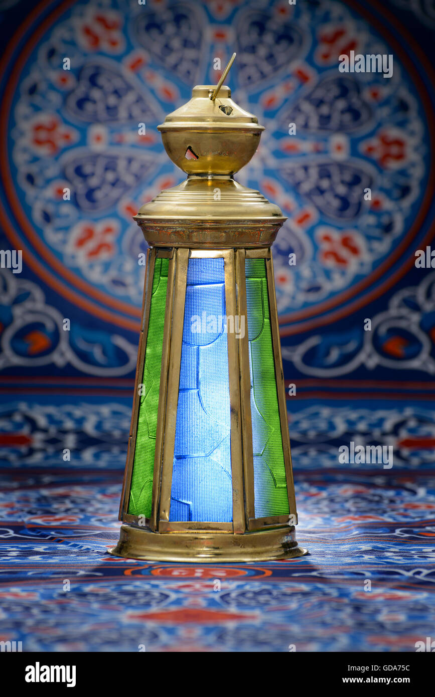 Vintage Brass Lantern sur fond Tissu Ramadan Banque D'Images