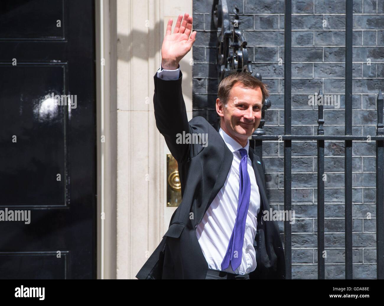 Jeremy Hunt qui est de rester en tant que secrétaire de la santé quitte Downing Street, Londres, comme Theresa peut continue le processus de nomination des ministres de son nouveau gouvernement. Banque D'Images