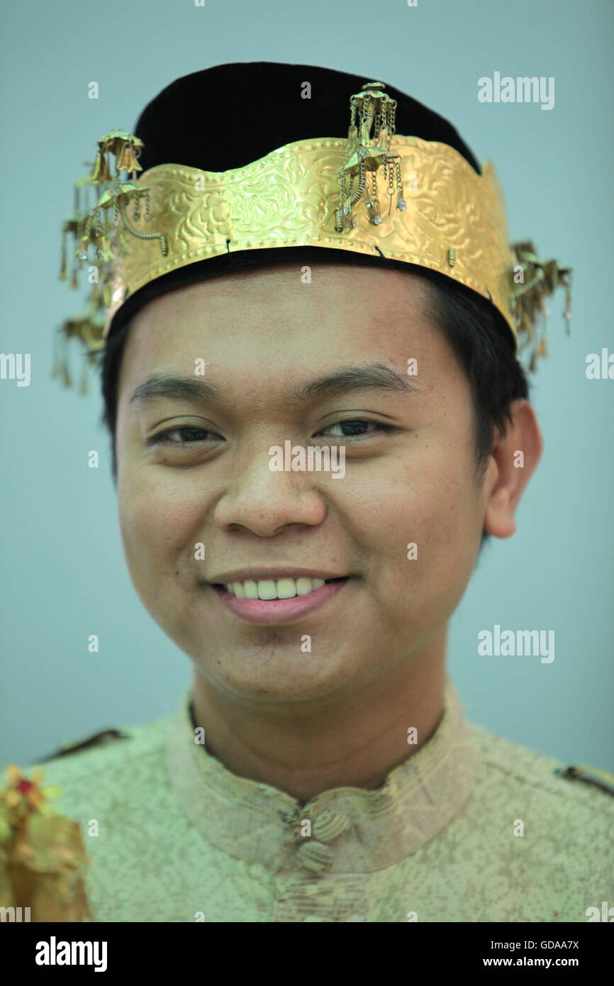 Un des hommes en costume traditionnel dans la ville de Bandar Seri Begawan dans le pays du Brunéi Darussalam sur Borneo en Southeastasia. Banque D'Images