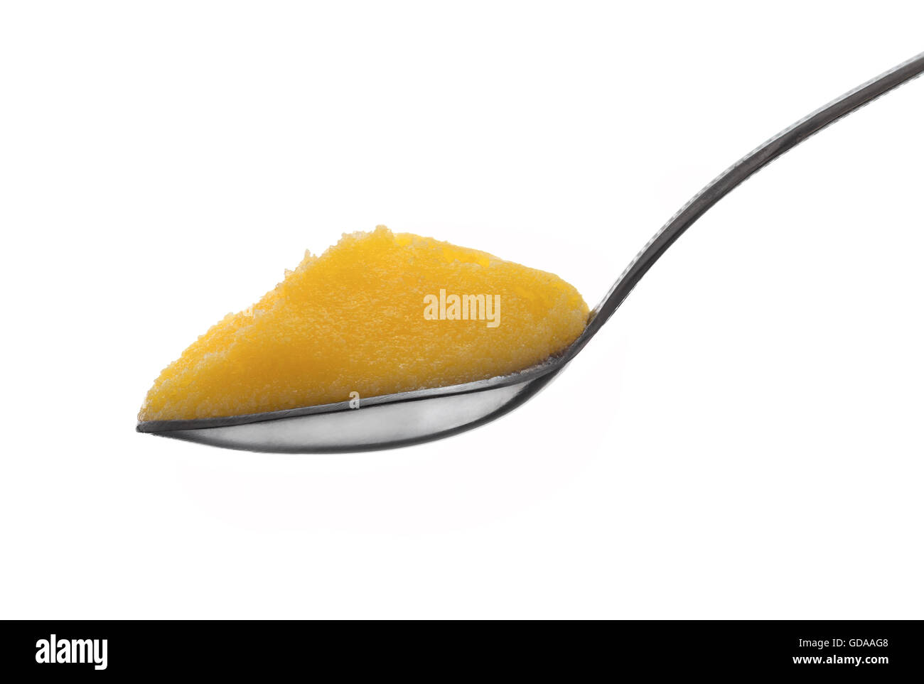 Cuillère pleine de pur Ghee indien isolé sur fond blanc Banque D'Images