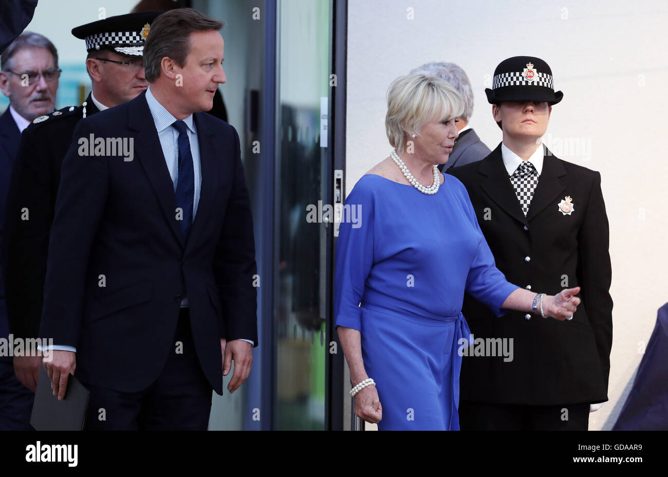 L'ancien Premier Ministre David Cameron (à gauche) avec Geraldine gagnant, Président de la Police Memorial Trust, lors d'un événement dans Mottram, Tameside,où une pierre est d'être dévoilé à l'honneur, 32 Pc de l'os de Fiona, et Pc Nicola Hughes, 23, qui ont été tués dans une attaque à la grenade et des armes à feu en septembre 2012. Banque D'Images