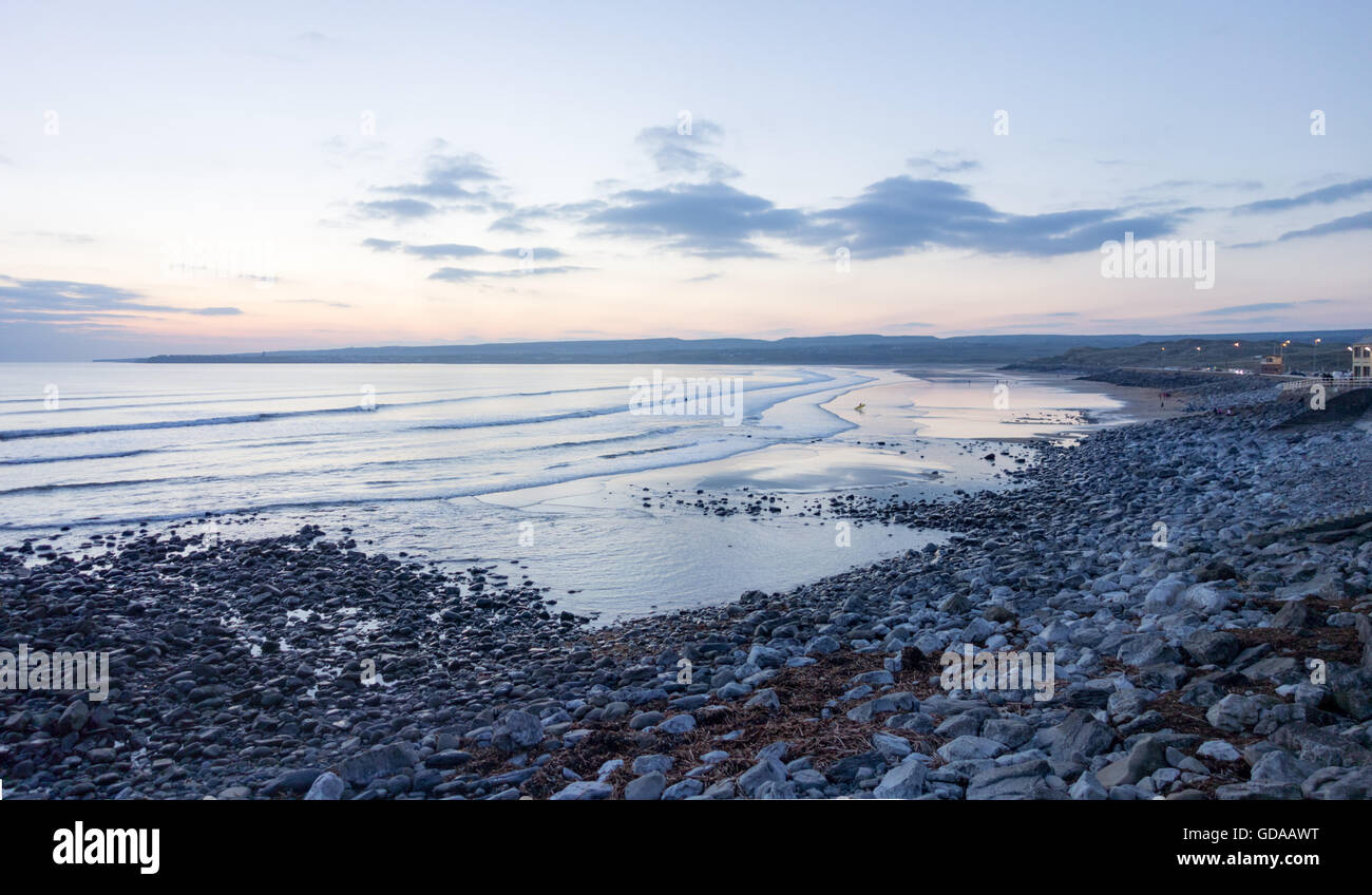 L'Irlande, le comté de Clare, pierre plage au coucher du soleil, l'autre près de Lahinch Banque D'Images