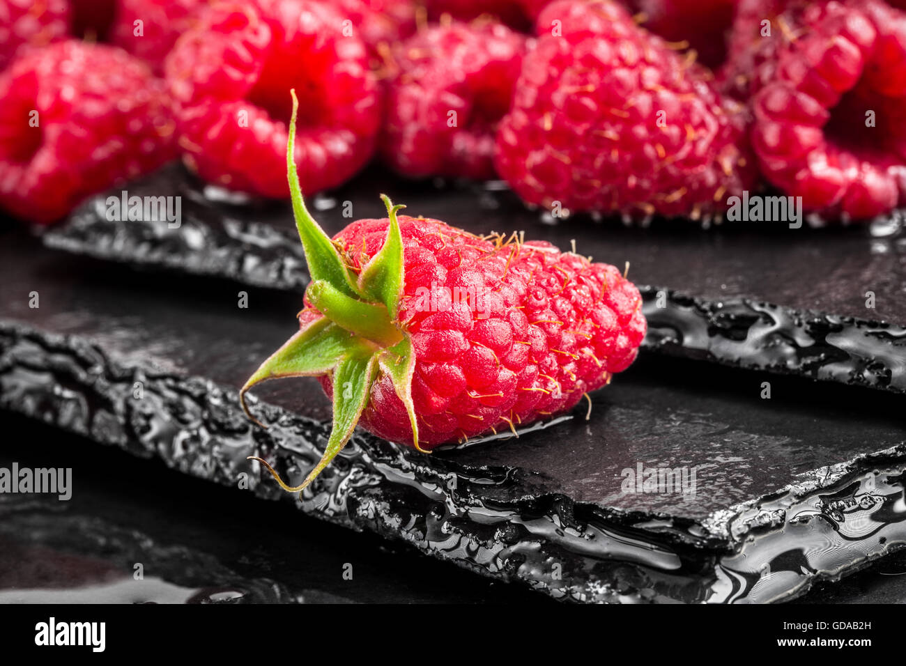 Delicious red raspberry sur une table d'ardoise Banque D'Images