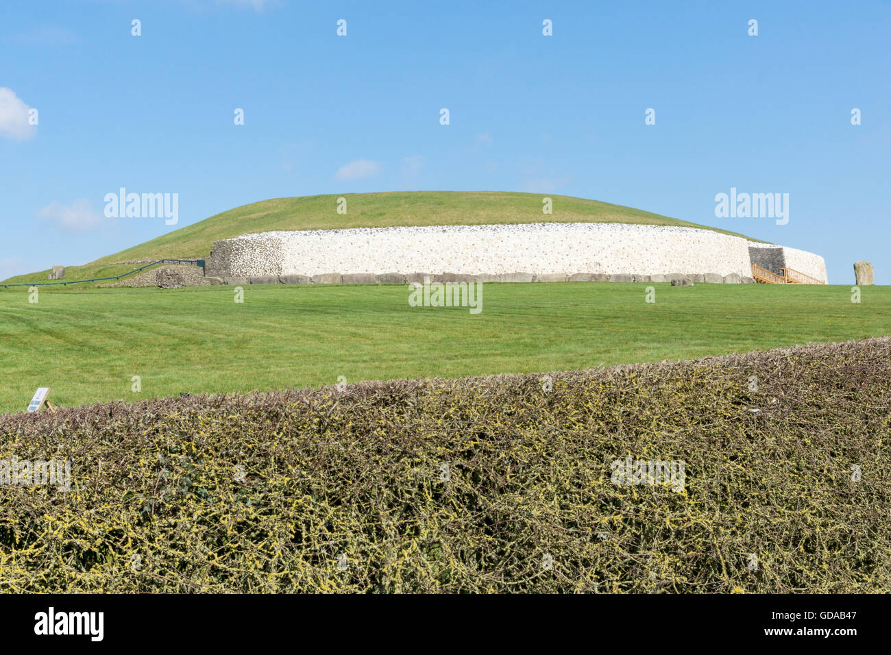 L'Irlande, le comté de Meath, Newgrange, espace vert devant une colline, Newgrange (grande colline néolithique) Banque D'Images