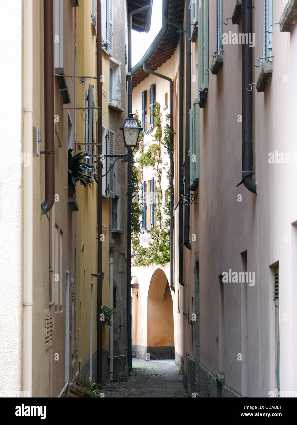 L'Italie, Lombardie, Mandello del Lario, ruelle étroite à Mandello del Lario, ruelle étroite, promenades en ville à Mandello del Lario Banque D'Images