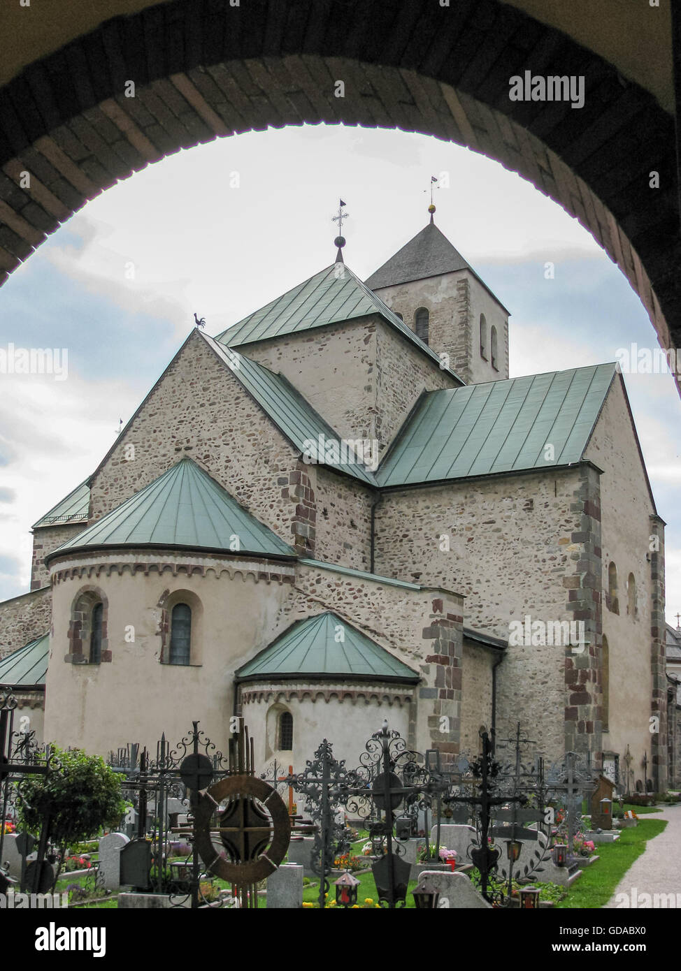 L'Italie, Trentin-Haut-Adige, cimetière de Saint-Maurice, en face d'une église, San Candido, aux saints candidus et Korbinian de l'arrière Banque D'Images