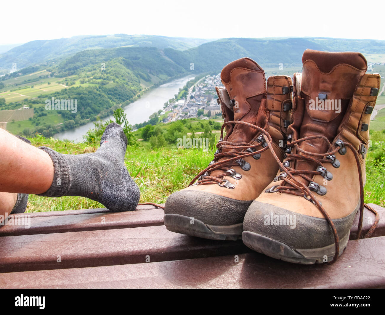 Allemagne, Rhénanie-Palatinat, Kröv, sur la Moselle chemin escarpé, des bottes de randonnée sur le sommet, avec des bottes de randonnée Randonnée stille Banque D'Images
