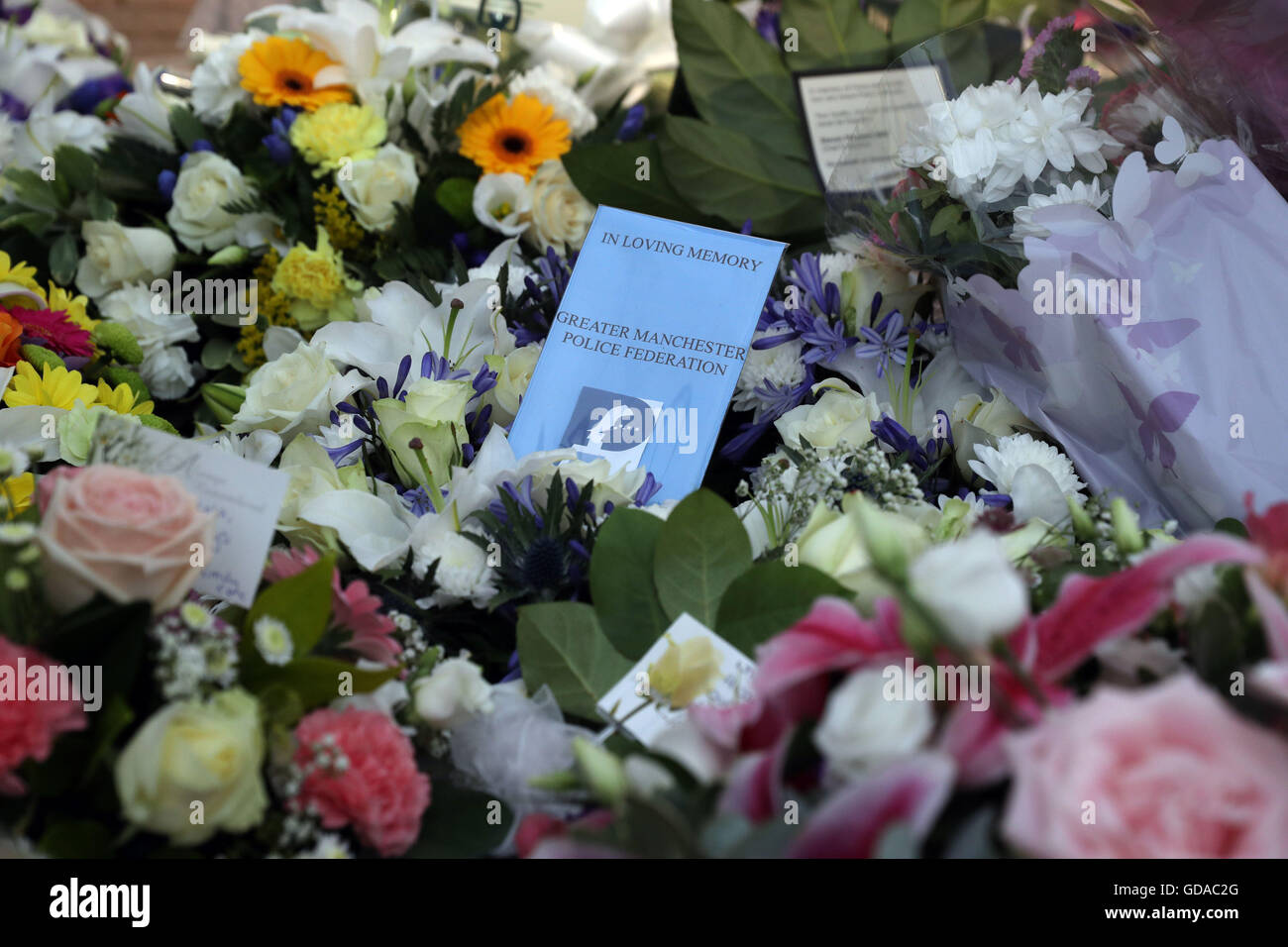 Fleurs portées à une pierre à Mottram, Tameside, dévoilé à l'honneur, 32 Pc de l'os de Fiona, et Pc Nicola Hughes, 23, qui ont été tués dans une attaque à la grenade et des armes à feu en septembre 2012. Banque D'Images