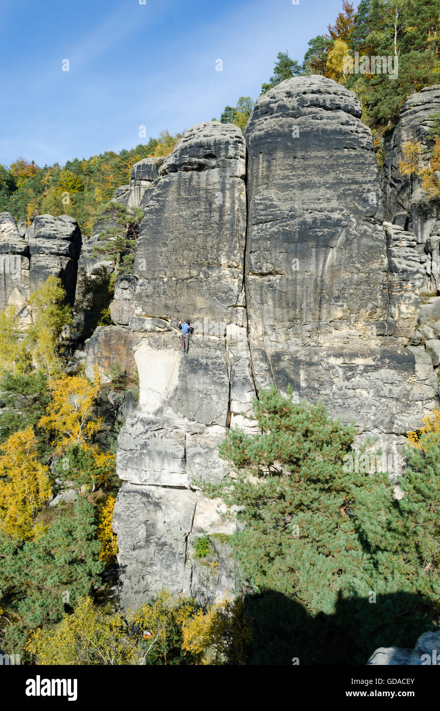 L'Allemagne, la Saxe, la Suisse Saxonne, tour d'escalade sur le Hirschgrundkegel au grimpeur, rock voisine, Vorderer Hirschgrundturm Banque D'Images