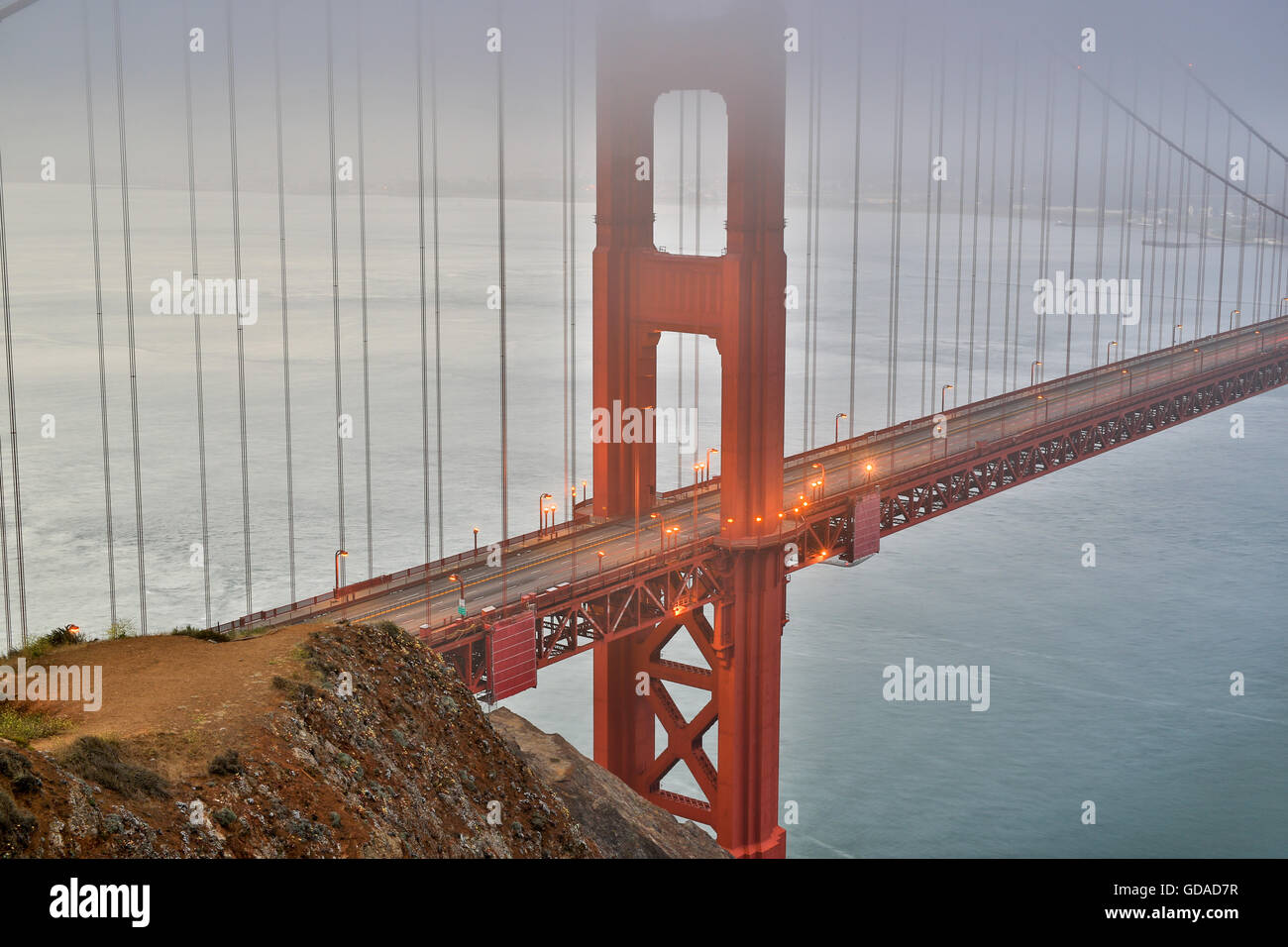 Le brouillard et la brume sur le Golden Gate Bridge à San Francisco, Californie, USA Banque D'Images