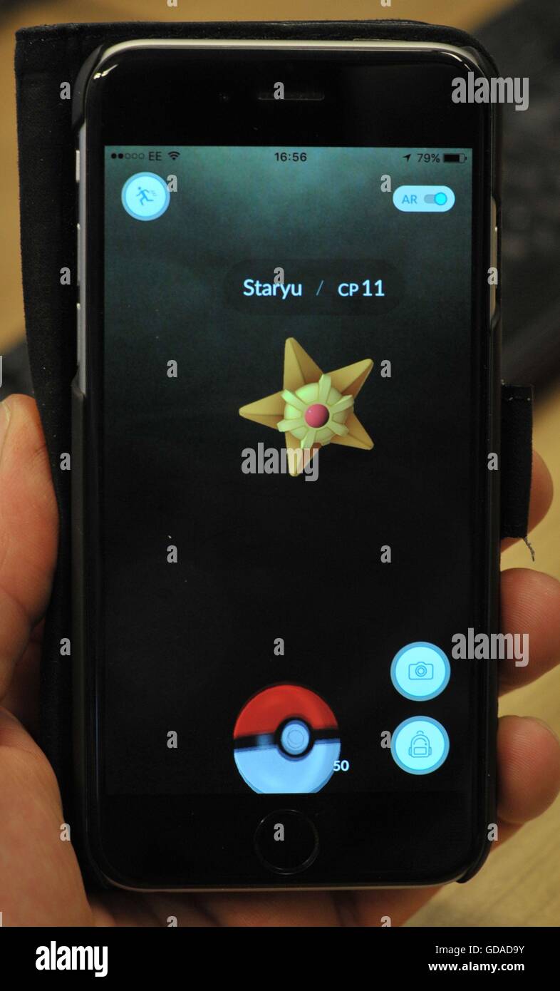 Une vue de la Pokemon Rendez-app sur un téléphone portable, comme l'app lancer au Royaume-Uni a été critiqué par la NSPCC que le lancement a été accompagné d'une chaîne de sécurité en raison de la nature de l'exploration du jeu et comment cela pourrait être exploité par des criminels. Banque D'Images