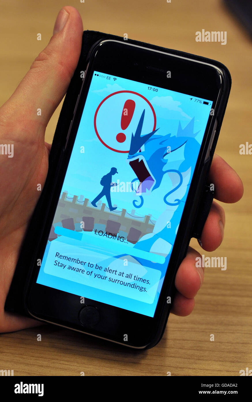 Une vue de l'écran de lancement de l'app Pokemon rendez sur un téléphone, comme l'app lancer au Royaume-Uni a été critiqué par la NSPCC que le lancement a été accompagné d'une chaîne de sécurité en raison de la nature de l'exploration du jeu et comment cela pourrait être exploité par des criminels. Banque D'Images