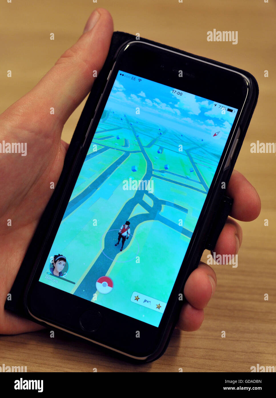 Une vue de la Pokemon Rendez-app sur un téléphone portable, comme l'app lancer au Royaume-Uni a été critiqué par la NSPCC que le lancement a été accompagné d'une chaîne de sécurité en raison de la nature de l'exploration du jeu et comment cela pourrait être exploité par des criminels. Banque D'Images