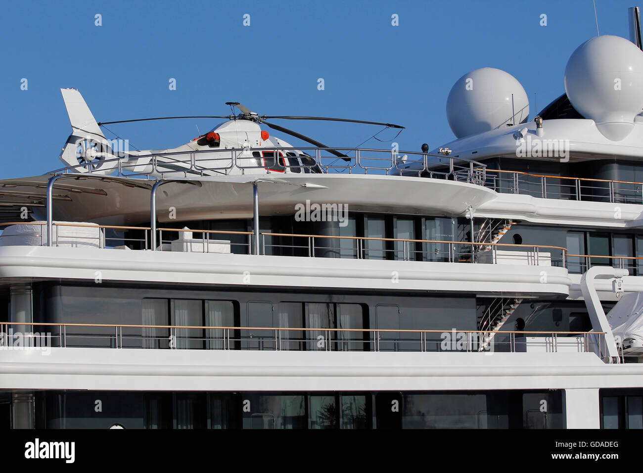 Hélicoptère blanc dans un yacht de luxe Banque D'Images