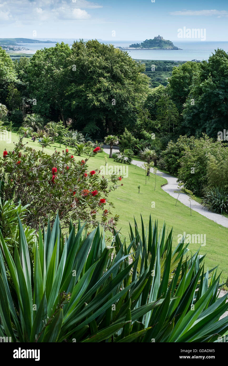 Une vue spectaculaire de St Michaels Mount de Tremenheere Jardins de Sculptures à Cornwall. Banque D'Images