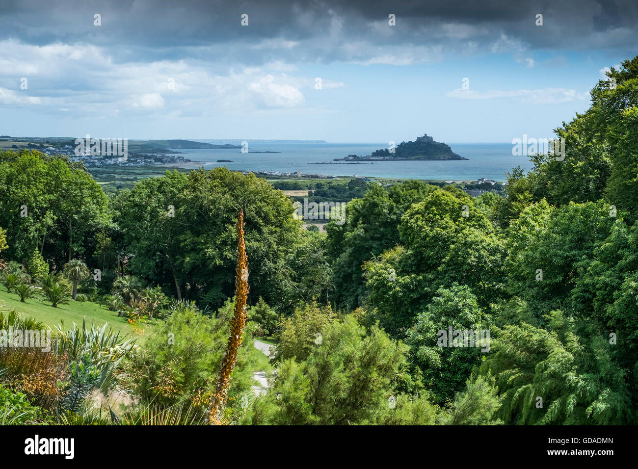 Une vue spectaculaire de St Michaels Mount de Tremenheere Jardins de Sculptures à Cornwall. Banque D'Images