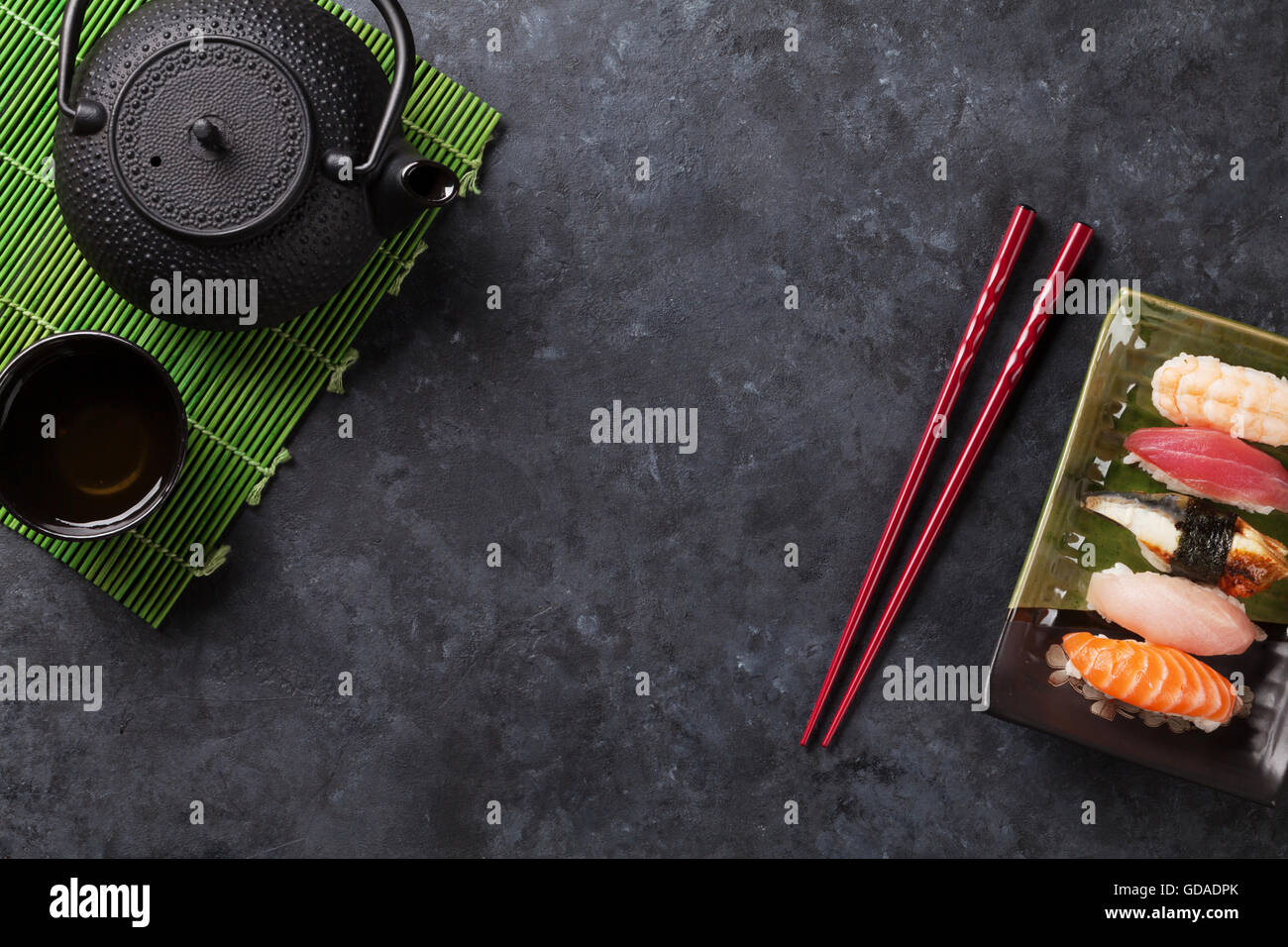 Ensemble de sushi et thé vert sur table en pierre. Top View with copy space Banque D'Images