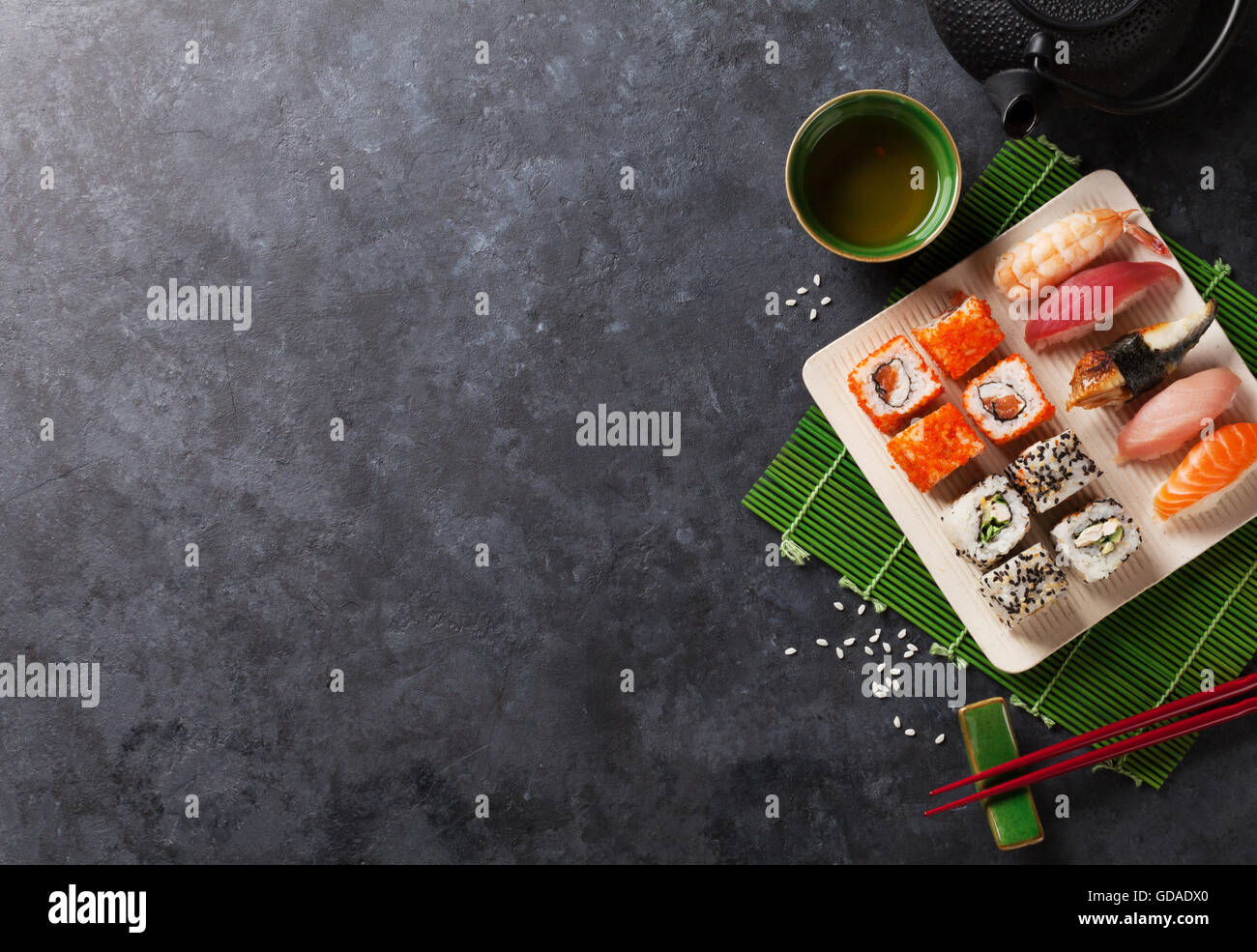 Ensemble de sushi, maki et thé vert sur table en pierre. Top View with copy space Banque D'Images