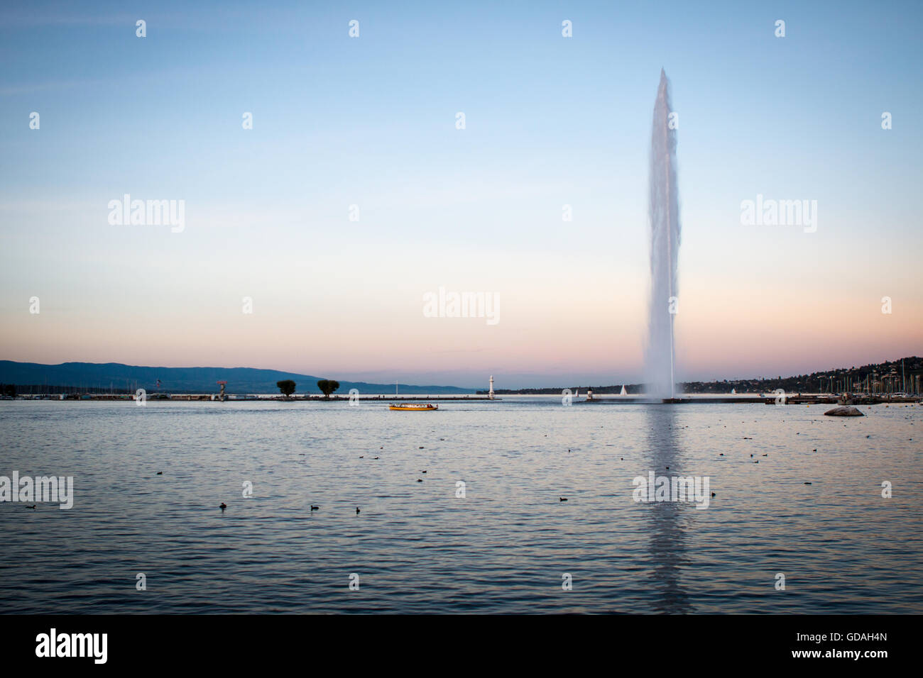 Vue magnifique sur le Lac Léman ou lac de Genève comme vu du Jardin Anglais autour de 18:00 Une journée d'automne. Dans l'eau est un loc Banque D'Images