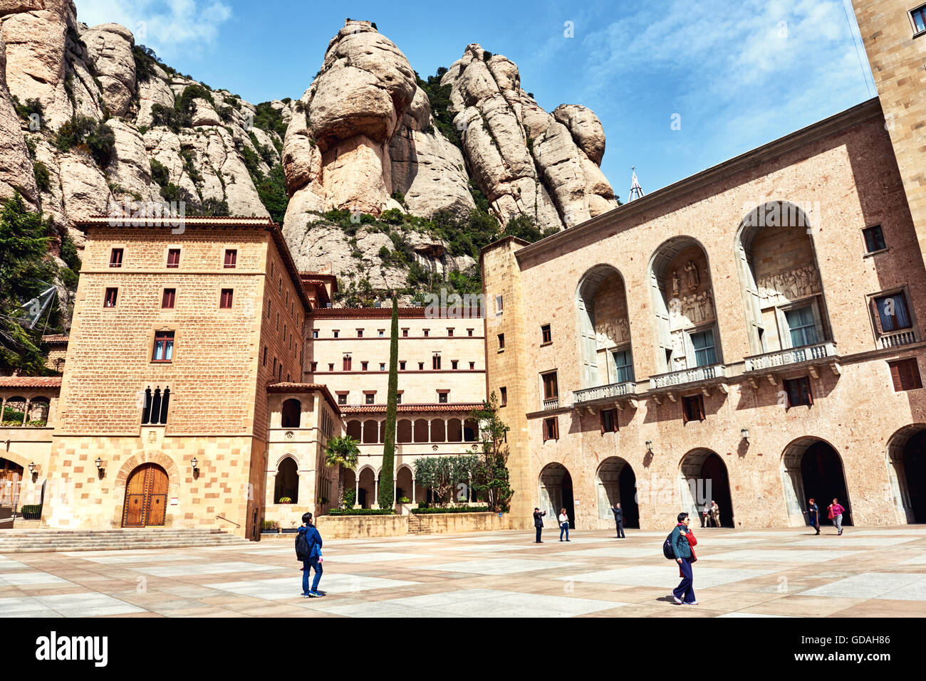 Place principale de Santa Maria de Montserrat et les montagnes de Montserrat Banque D'Images