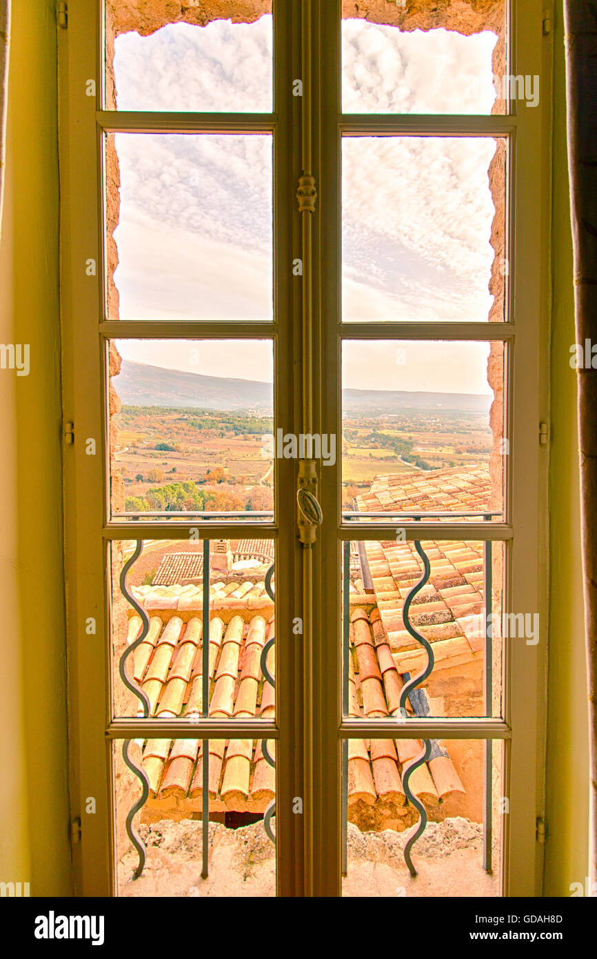 En vue de la fenêtre de HDR Crillon-Le-brave plus de Provence en France Banque D'Images