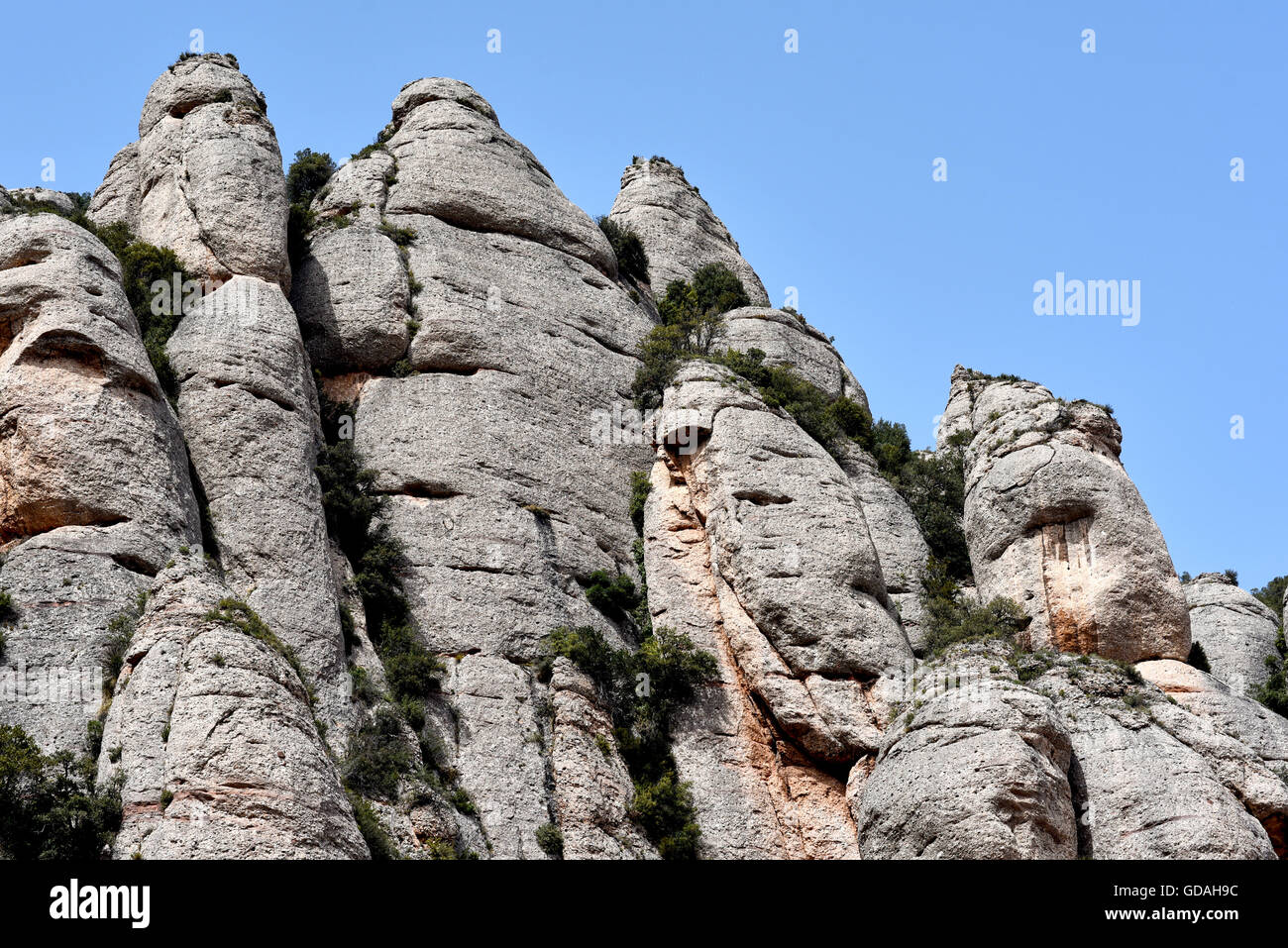 Montagnes Montserrat contre le ciel bleu Banque D'Images