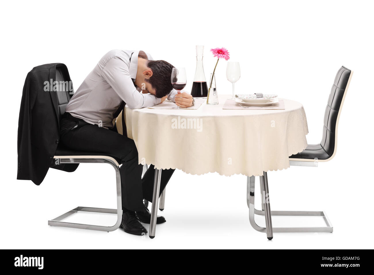 Ivre et Lonely Guy assis à une table de restaurant avec la tête vers le bas, isolé sur fond blanc Banque D'Images