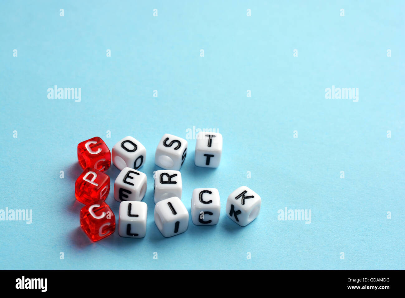 CPC Coût par clic écrit sur dés sur bleu Banque D'Images