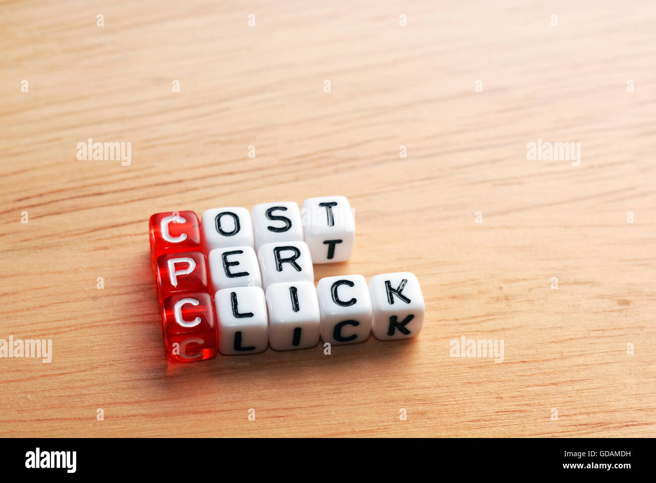 CPC Coût par clic écrit sur dés sur bois Banque D'Images