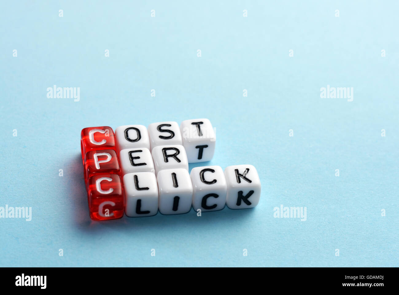 CPC Coût par clic écrit sur dés sur bleu Banque D'Images