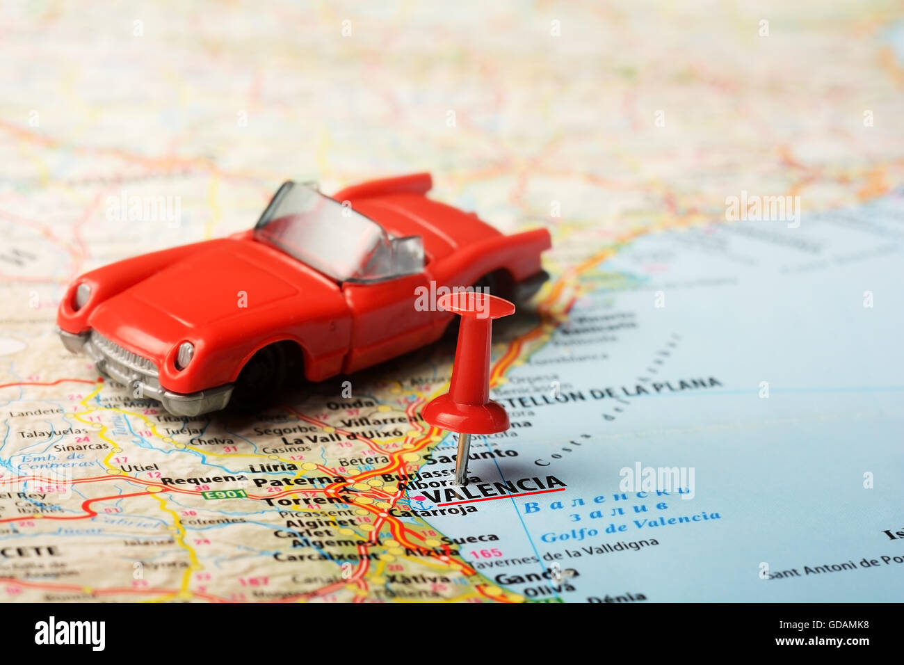 Close up de Valence , Espagne carte avec auto jouet rouge Banque D'Images