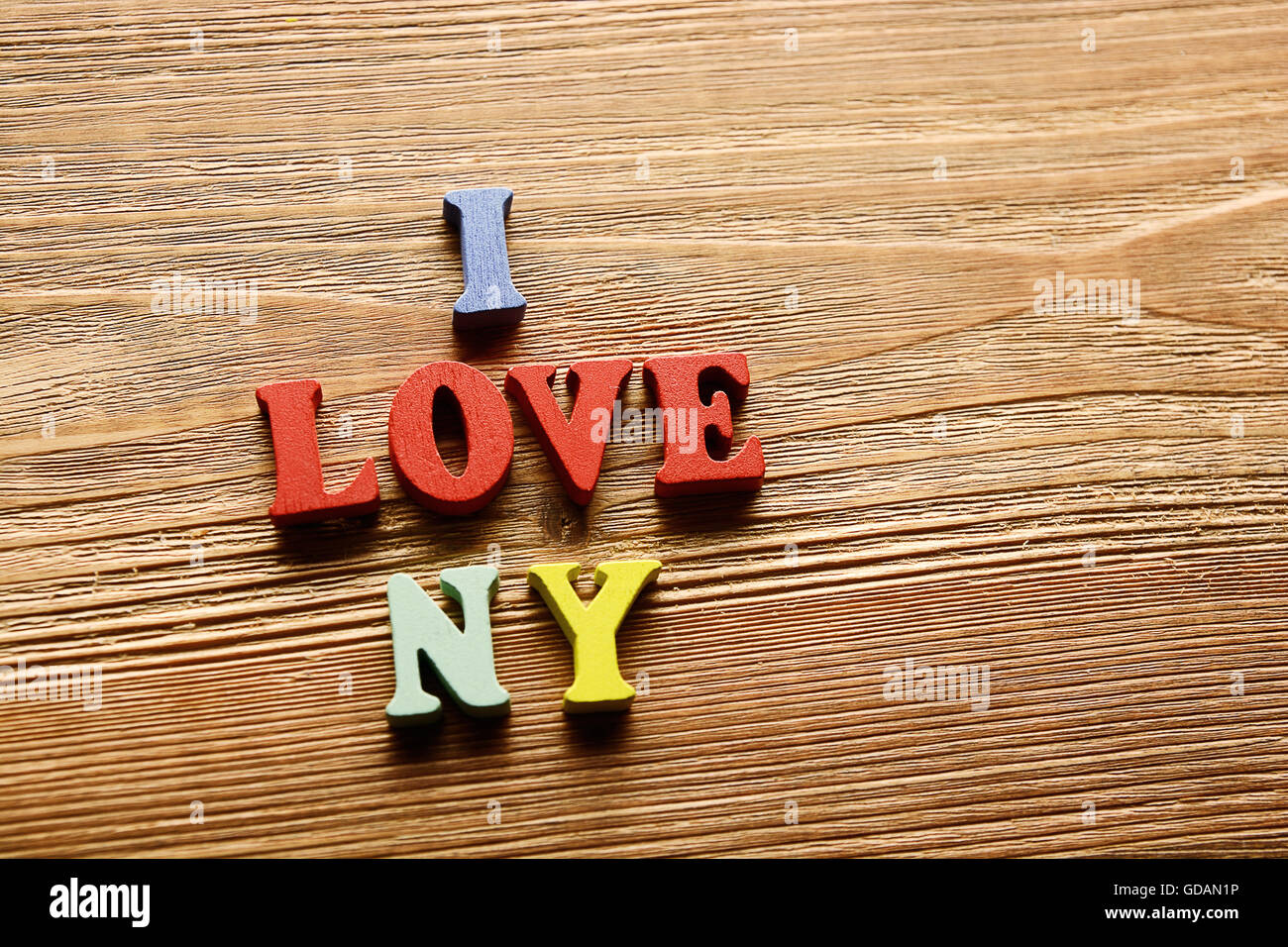 I LOVE NY- parole faite de lettres multicolores sur fond de bois de couleur chaude Banque D'Images