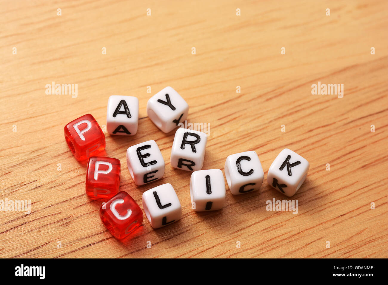 Texte du CPP , payer par clic glaçons sur fond de bois Banque D'Images