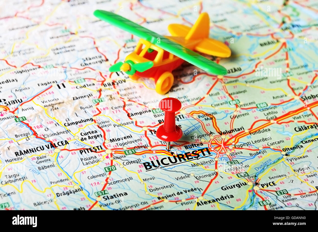 Close up de Bucuresti, Roumanie la carte et l'airplane toy - Travel concept Banque D'Images