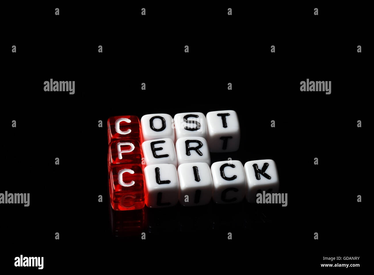 CPC Coût par clic writen sur black and white dices Banque D'Images