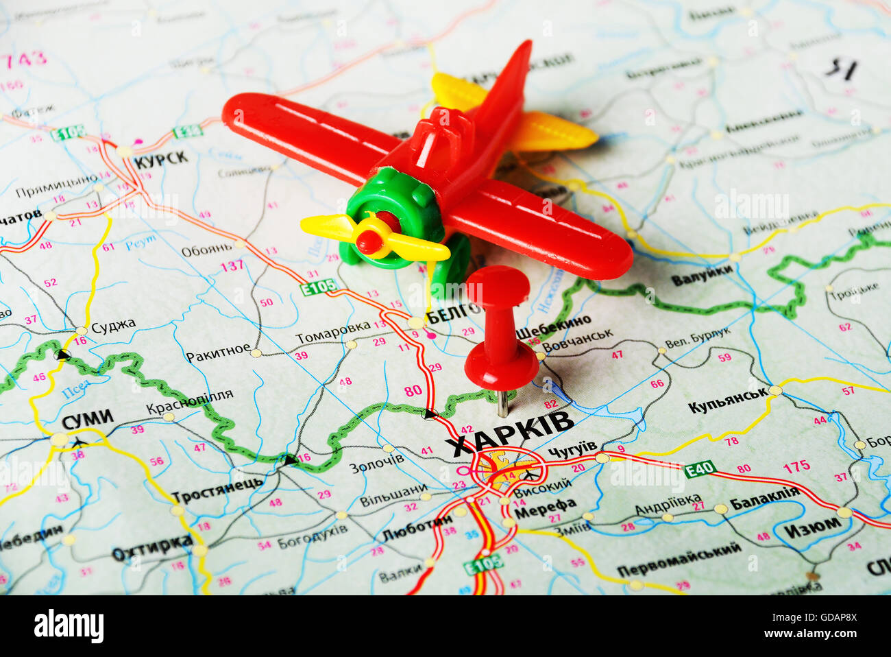 Close up de Charkov , Ukraine , la carte et l'airplane toy Banque D'Images