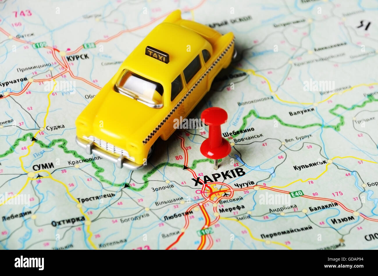 Close up de Charkov , Ukraine , carte avec broche rouge et taxi toy Banque D'Images