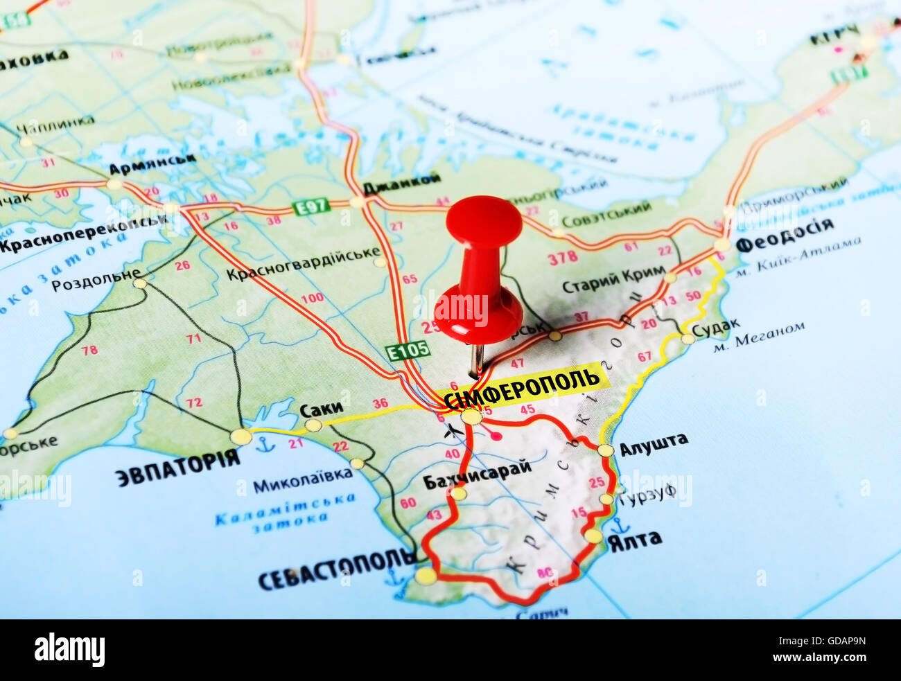 Close up de Simferopol, Ukraine ou Russie , carte avec broche rouge Banque D'Images