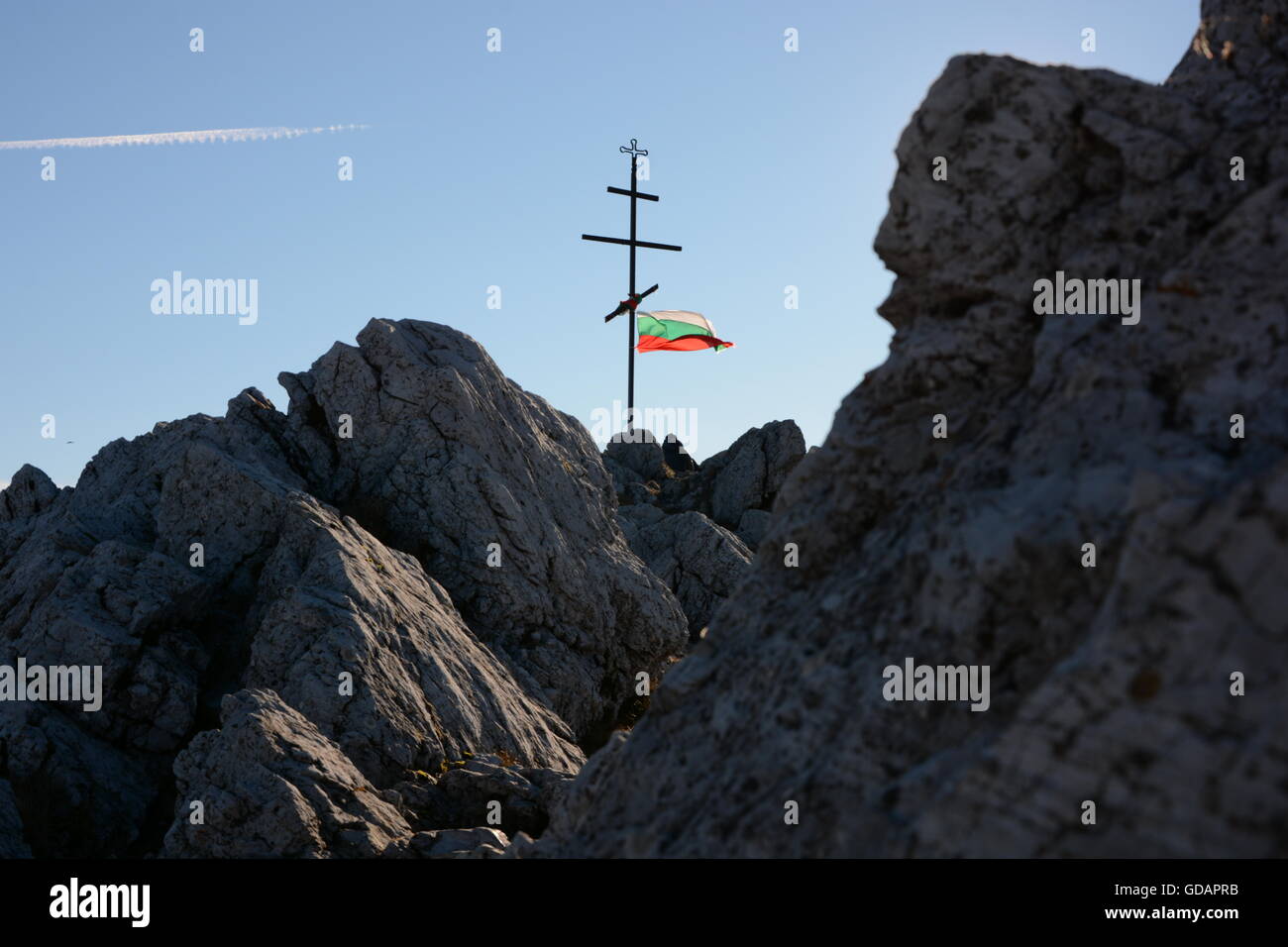 Drapeau national bulgare lié sur une croix sur la montagne Banque D'Images